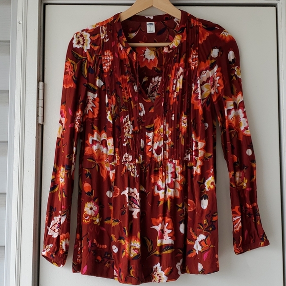 Old Navy Tops - ⭐ Old Navy Red Floral Pleated Long Sleeve Shirt